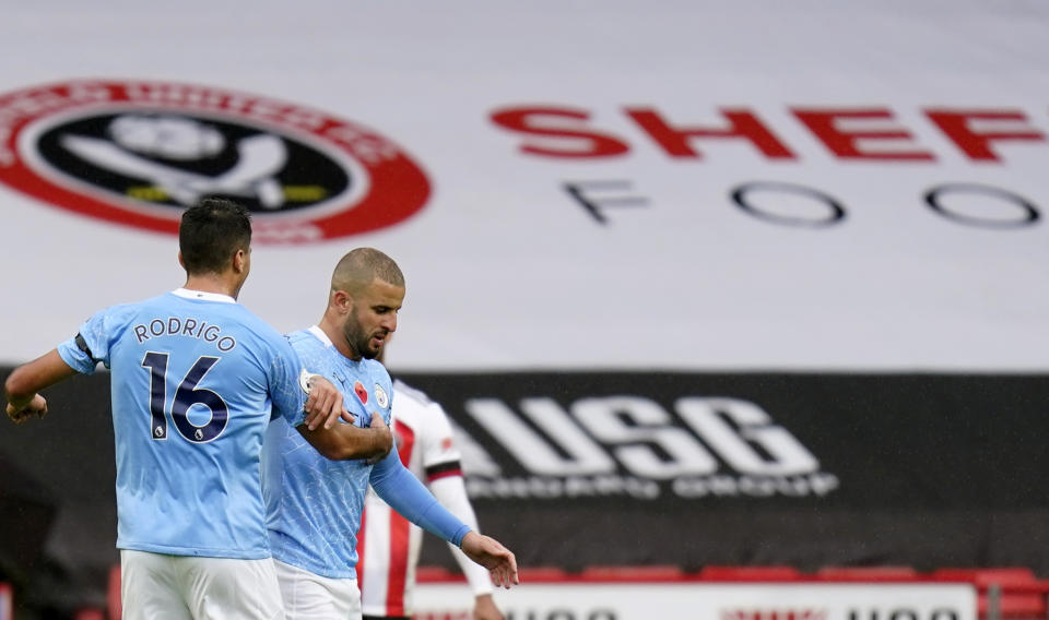 El jugador de Manchester City Kyle Walker, derecha, reacciona tras anotar un gol en un partido contra Sheffield United en la Liga Premier inglesa el sábado, 31 de octubre del 2020. (Tim Keeton/Pool via AP)