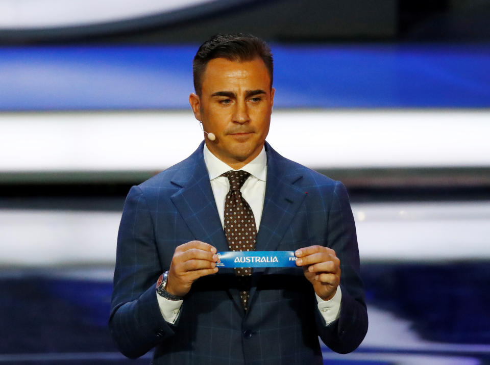 Nel 2013 l'ex capitano della Nazionale è stato accusato di una maxi frode al fisco italiano: tramite una società di noleggio di lussuose imbarcazioni intestata a Cannavaro e alla moglie, avrebbe evaso il pagamento di Ires, Irap e Iva su tre barche che venivano usate per fini personali e non per l'attività di noleggio. La Guardia di Finanza gli ha sequestrato beni per 900 mila euro. (REUTERS/Kai Pfaffenbach)