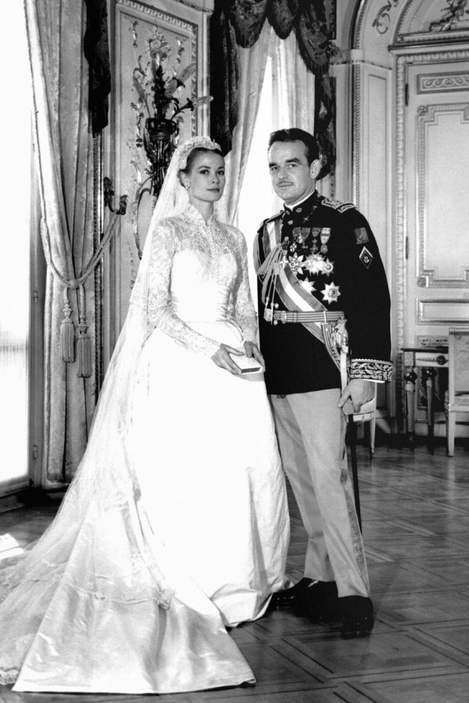 <p>Pour son mariage en avril 1956 avec le Prince Rainier, l’actrice fit un choix osé et jamais vu dans le Gotha européen, à savoir confier la confection de sa robe à une costumière d’un studio qui lui était familier, MGM. C’est donc Helen Rose (et 12 couturières) qui orchestra cette traîne de près de 23 mètres de taffeta de soie, la dentelle et le brodage de perles, pendant 6 semaines. Crédit : Getty </p>