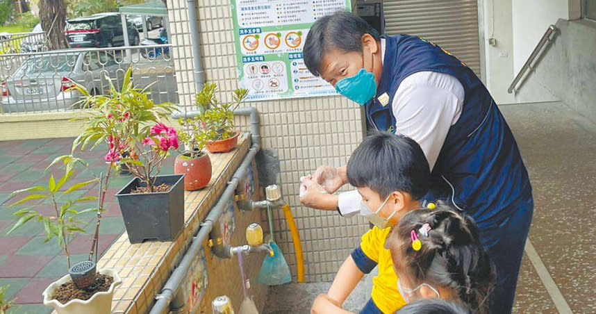 台中市衛生局長曾梓展擔任洗手大使，教導學童宣導正確洗手五步驟「溼、搓、沖、捧、擦」。（圖／台中市衛生局提供）