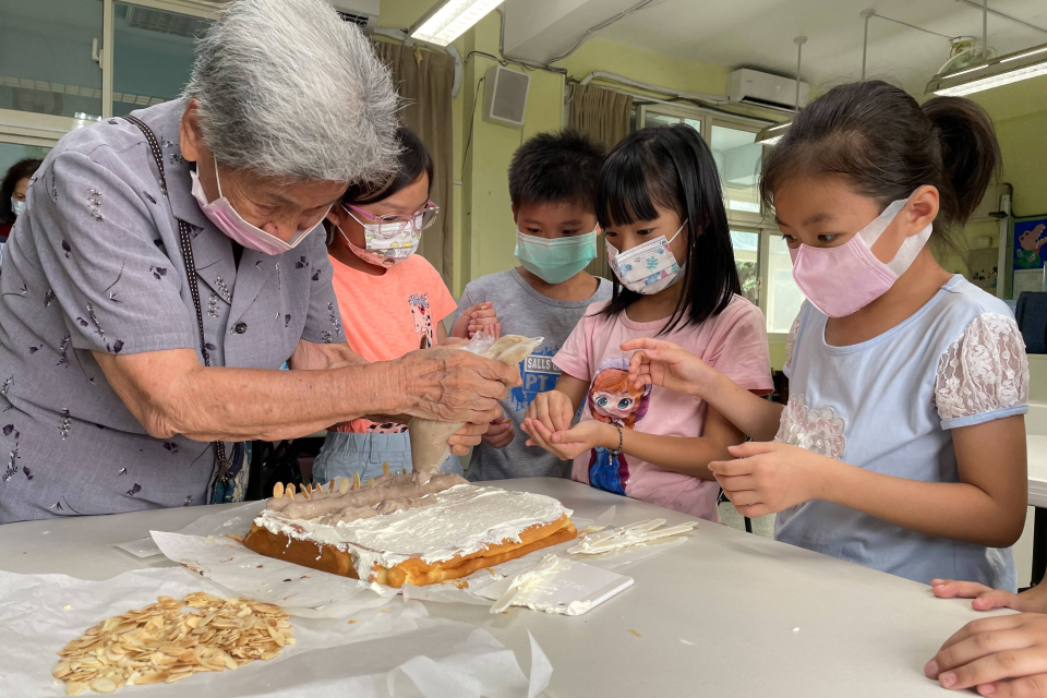 配合母親節慶祝活動 玉惠奶奶與瑞平國小學生手把手製作感恩蛋糕