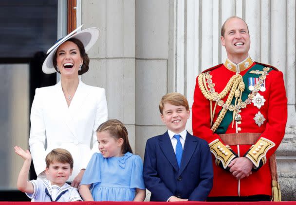 PHOTO: Prince Louis, Catherine, Duchess of Cambridge, Princess Charlotte, Prince George and Prince William watch a flypast from the balcony of Buckingham Palace during Trooping the Colour, June 2, 2022, in London. (Max Mumby/indigo/Getty Images)