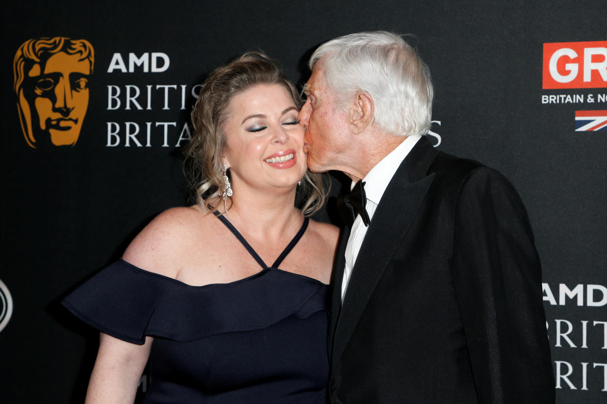 Dick Van Dyke kisses his wife Arlene Silver  at the AMD British Academy Britannia Awards in 2017. (photo: Reuters/Danny Moloshok)