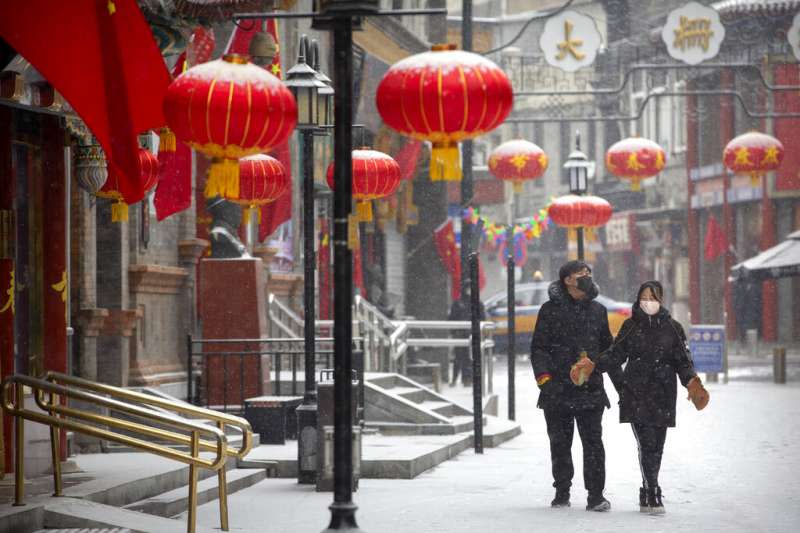 武漢肺炎肆虐，北京街頭的民眾大都戴起口罩。（美聯社）