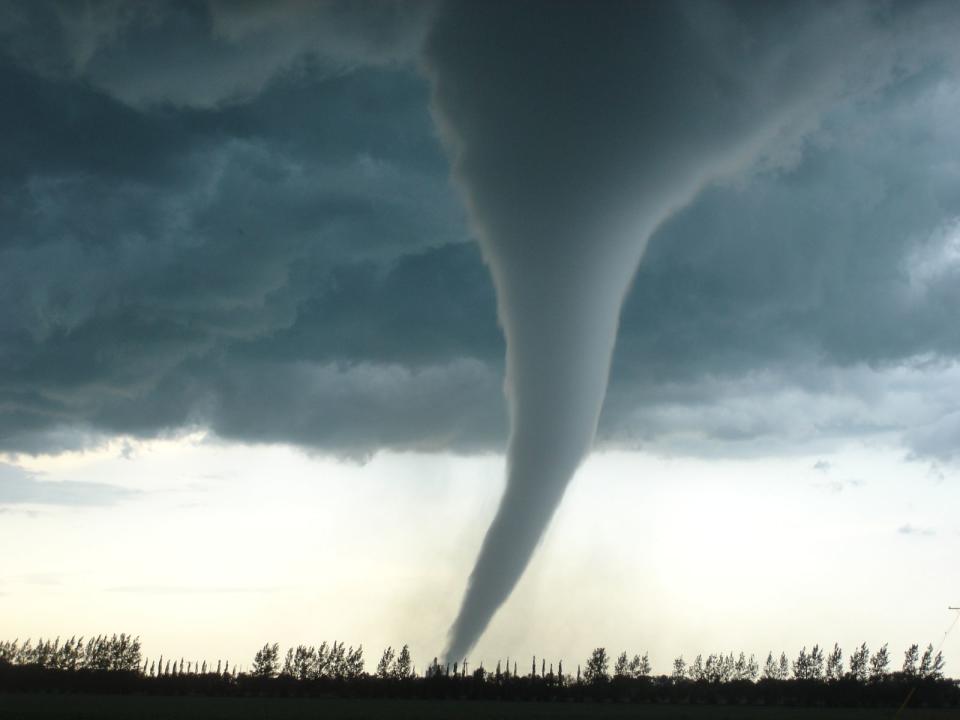Immer wieder werden US-Bundesstaaten von Tornados heimgesucht, auch in Deutschland tauchen die Wirbelstürme immer wieder auf und hinterlassen eine Spur der Verwüstung. Aber wie genau entstehen diese Stürme und worin unterscheiden sie sich von Hurrikan, Orkan & Co.? (Bild: iStock/Justin Hobson)
