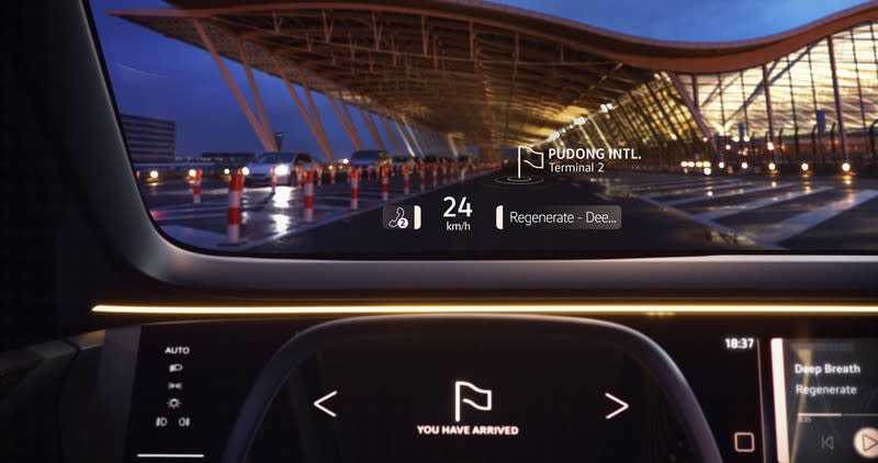 透過螢幕、數位方向盤與抬頭顯示器，駕駛就能掌握車輛所有資訊。