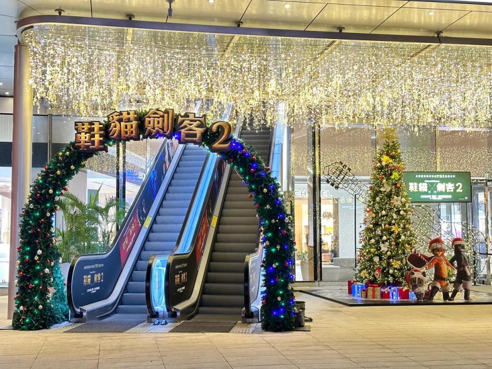 《鞋貓劍客2》在台北信義區打造大型手扶梯耶誕燈飾。（UIP提供）