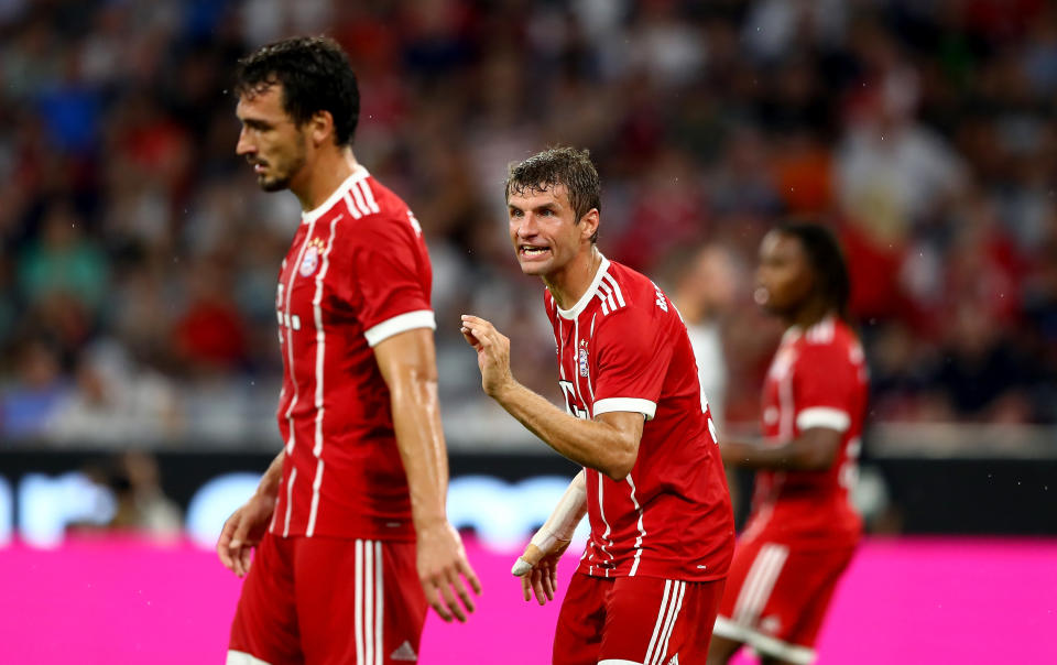 Thomas Müller im Zwiegespräch mit Bayern-Kollege Mats Hummels