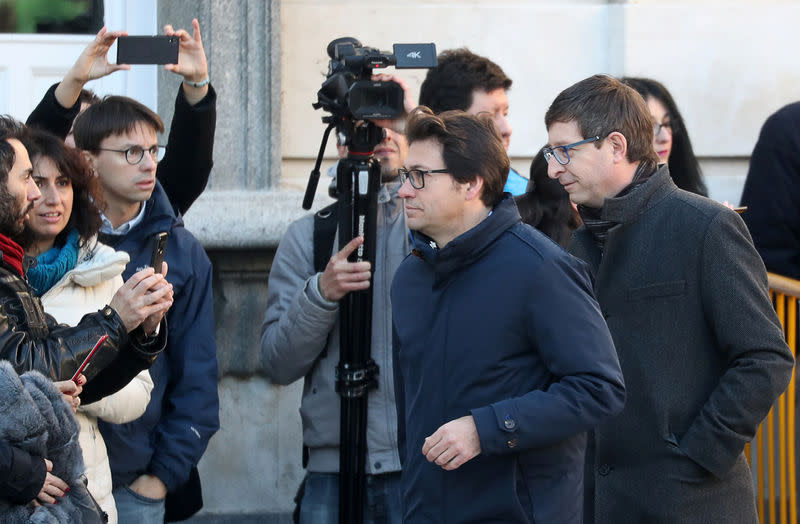 Carles Mundo, homme politique catalan, arrive au Tribunal suprême espagnol à Madrid. Le procès de douze dirigeants séparatistes catalans accusés de sédition pour leur rôle dans la tentative de sécession de la Catalogne en octobre 2017 s'est ouvert mardi devant le Tribunal. /Photo prise le 12 février 2019/REUTERS/Susana Vera