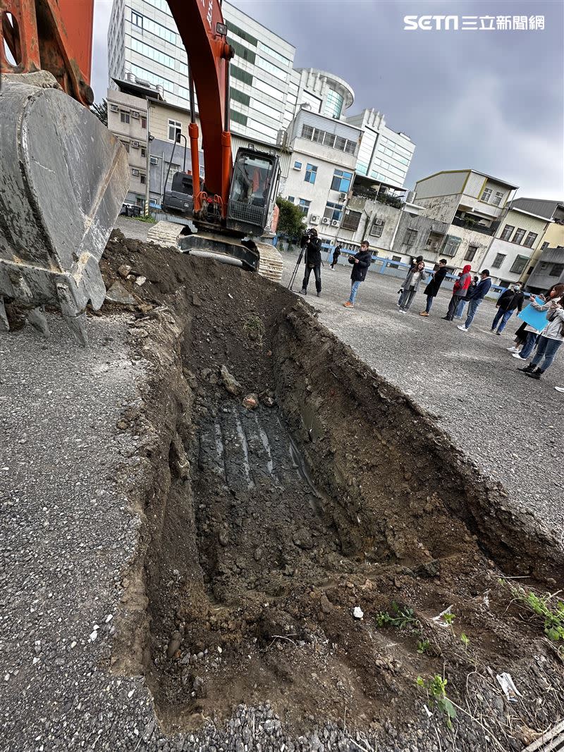 柯文哲農牧地開挖深約2米，柏油下出現營建廢棄物。（圖／記者羅欣怡攝影）