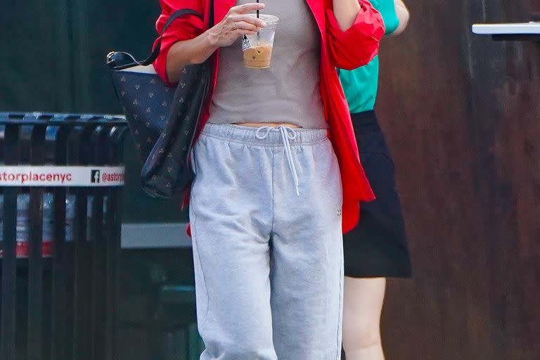 Katie Holmes destaca siempre la comodidad y fue captada por los flashes con un equipo de jogging mientras disfrutaba de un café helado después de salir a entrenar por la ciudad de Nueva York