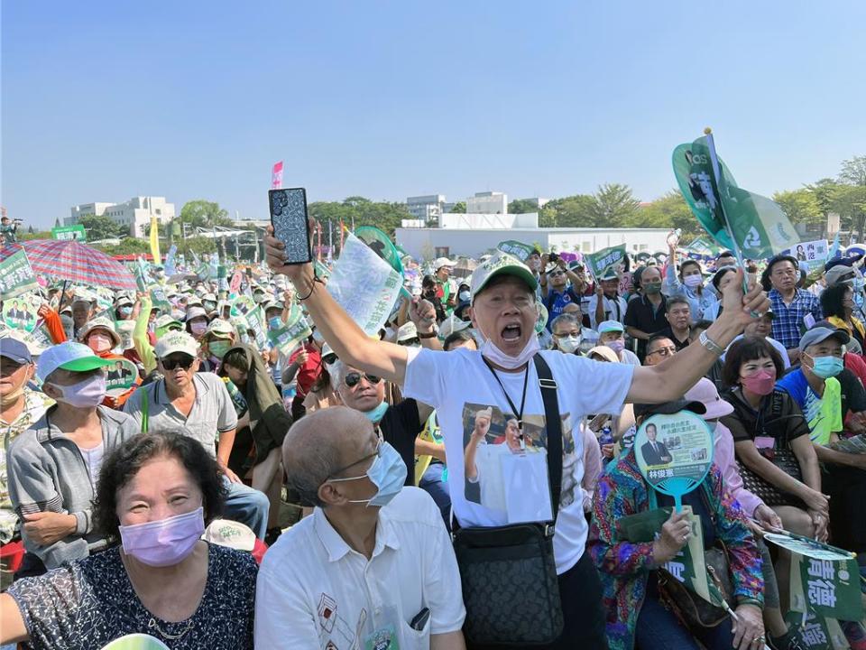 民進黨總統參選人賴清德4日在台南市成立全台第一個總統、立委聯合競選總部，現場湧入2萬多名支持者，氣氛熱烈。（洪榮志攝）