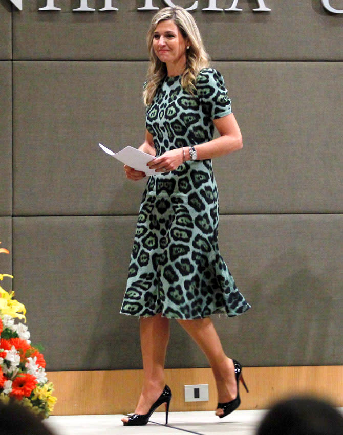 Máxima de Holanda vestido estampado animal