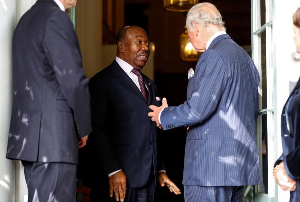 Der britische König Charles spricht mit dem Präsidenten von Gabun, Ali Bongo Ondimba. - Copyright: Peter Nicholls - WPA Pool/Getty Images