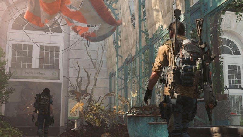 Division 2 operatives walk into a rundown building. 