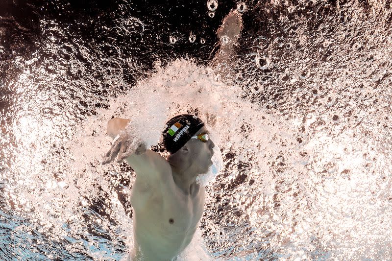 Daniel Wiffen de Irlanda en acción en los 800 metros libres masculinos durante la Juegos Olímpicos de París en la piscina de La Defense, Naterre, Francia