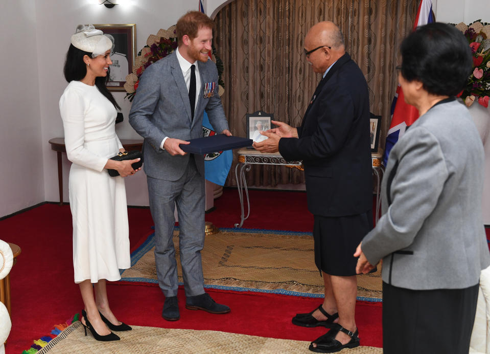 <p>A son arrivée aux Fidji, après sept jours passés en Australie, Meghan Markle avait opté pour une tenue Zimmermann, qui ne cachait pas forcément son baby bump. Crédit photo : Getty Images </p>