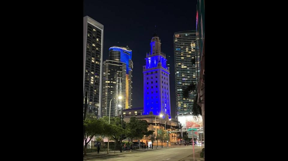La Torre de la Libertad de Miami-Dade College (MDC) se iluminó de azul y amarillo en solidaridad con Ucrania después de la invasión rusa a gran escala en febrero de 2022.
