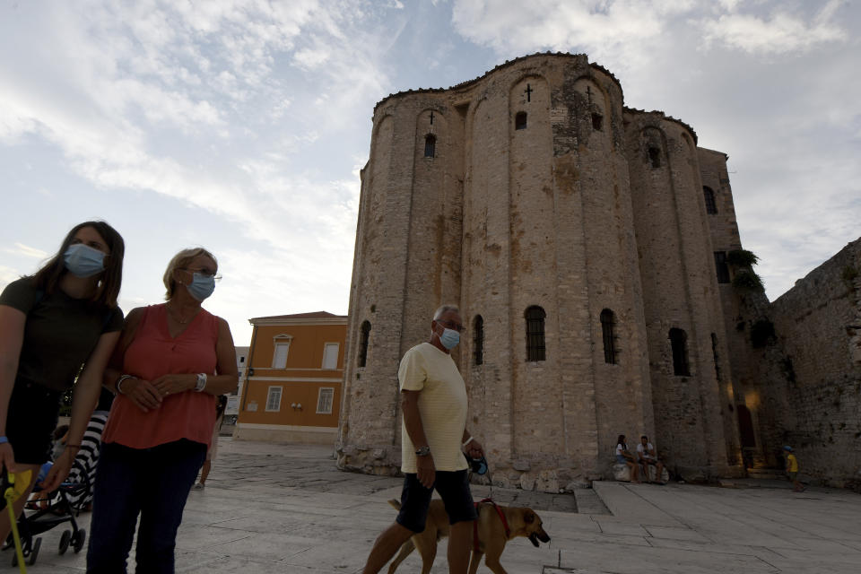 Touristen im kroatischen Zadar (Bild: Denis Lovrovic/AFP)