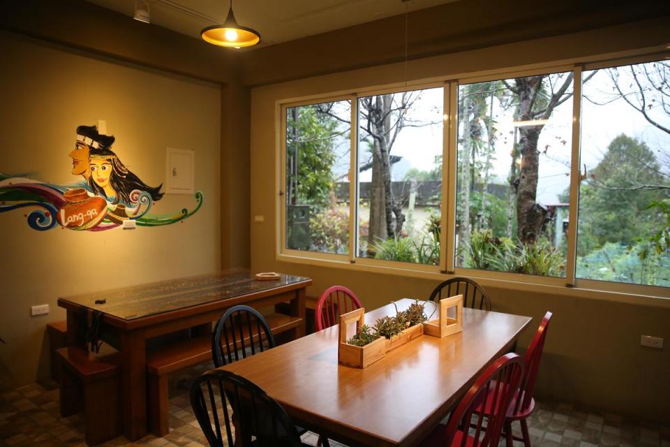 「嵐卡咖啡」的窗外風景充滿自然綠意。