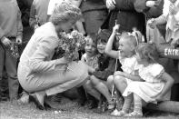 ARCHIVO – En esta fotografía de archivo del 11 de febrero de 1985 la princesa Diana habla con niños durante una visita a Macedon, Australia. La princesa Diana, que era considerada tímida al saltar a la fama, se convirtió en una revolucionaria en sus años en la Casa de Windsor modernizando la monarquía como una institución más personal y cambiando la forma en la que la familia real se relacionaba con la gente. (Foto AP/ Jim Bourdier, archivo)