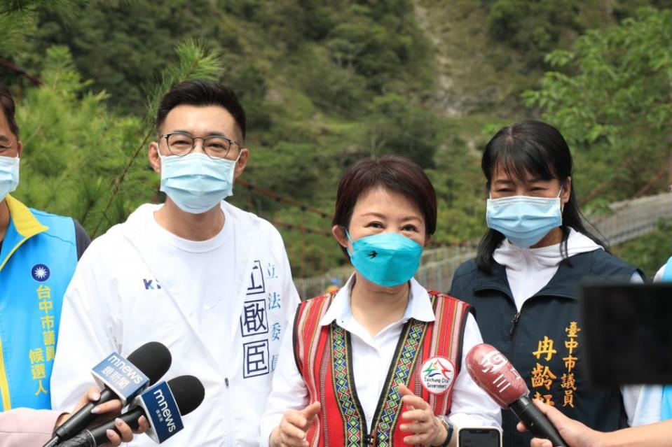 台中市長盧秀燕等人前往谷關捎來吊橋視察。（記者徐義雄攝）