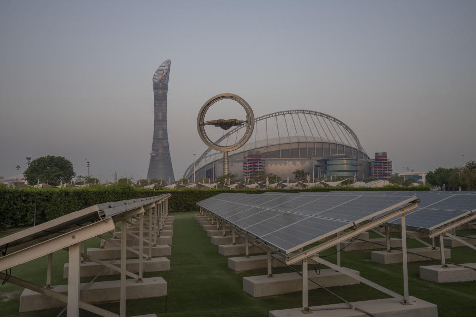 Paneles solares frente al estadio Khalifa en Doha, Qatar, el 15 de octubre de 2022. (AP Foto/Nariman El-Mofty)