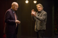 En esta imagen difundida por Netflix, Alan Arkin, a la izquierda, y Michael Douglas en una escena de "The Kominsky Method". (Mike Yarish/Netflix via AP)