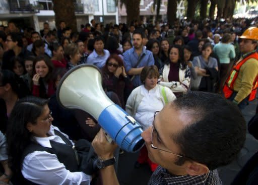 Un sismo de 7,4 grados sacudió este miércoles América Central y México, con un saldo parcial de al menos un muerto en Guatemala, escenas de pánico en varias capitales y órdenes de evacuación por riesgo de tsunamis localizados en Salvador. Al menos 39 personas murieron en Guatemala, se informó el 7 de noviembre de 2012. (AFP | pedro pardo)