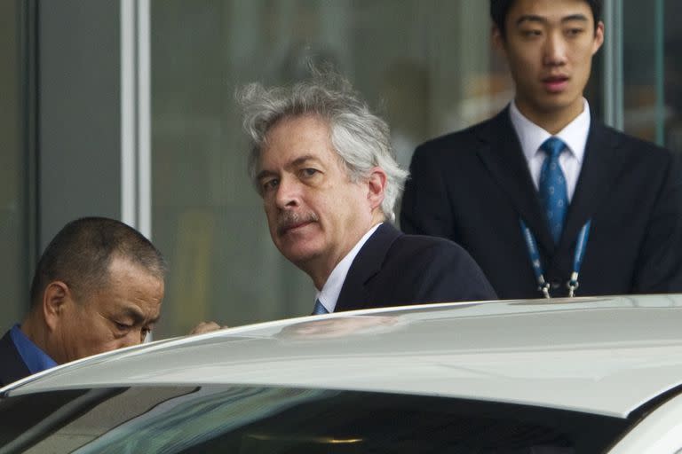 El director de la CIA, William Burns, centro, sube a un auto al arribar al Aeropuerto Internacional de la Capital, Beijing, 1 de mayo de 2012