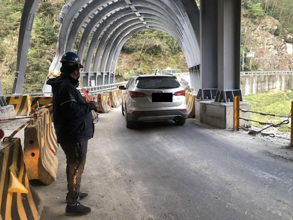 中橫便道登仙溪橋大梁吊裝，4月7日起管制開放通行。（圖：資料照，公路總局提供）