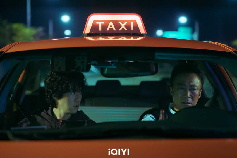 柳演錫（左）劇中雖是殺人魔，但坐在車裡會乖乖繫好安全帶，讓他覺得有些諷刺。（圖／iQIYI國際站提供）