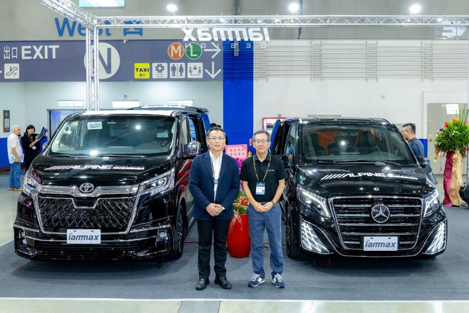 美事達iammax總經理 王睦琦先生(左)與日本ALPINE總經理 佐久間隆先生(右)兩人於今日2024 TAIPEI AMPA展會中宣布，雙方自2024年四月開始正式成為總代理銷售合作關係。