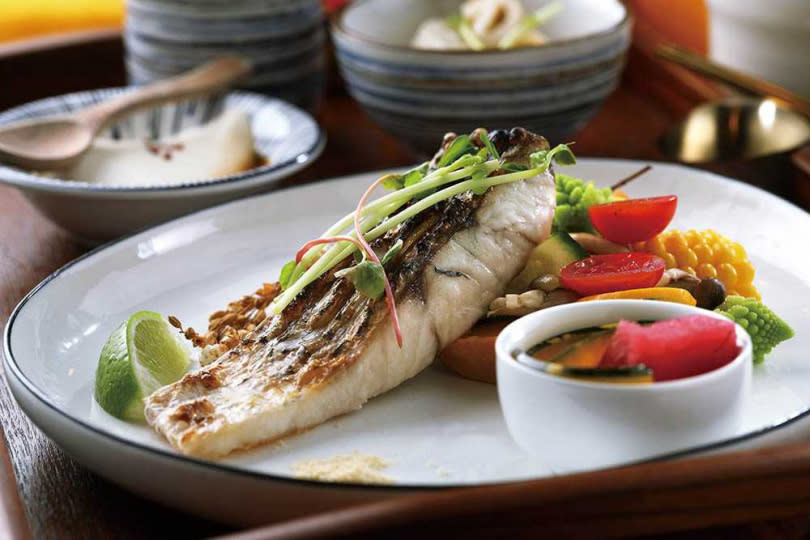 「鮮味海魚」通常選用鱸魚、午仔魚等肉質細嫩的海魚，以煎、烤方式烹調，清爽且保有油脂。（229元）（圖／于魯光攝）