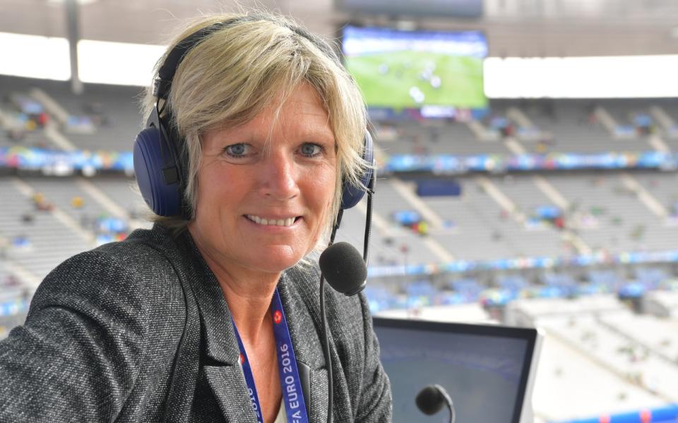 Für ihren Job als Fußball-Kommentatorin erntet Claudia Neumann regelmäßig Kritik im Netz. (Bild: ZDF / Peter Kneffel)