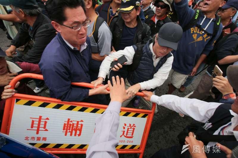 2017-11-13-反年改團體八百壯士行政院前抗議軍人年改方案，步行至凱道，並與維安警力發生衝突03。（顏麟宇攝）