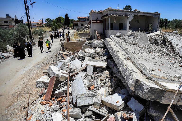 Escombros de un edificio que fue destruido por un bombardeo israelí anterior en la aldea de Yaroun en el sur del Líbano, cerca de la frontera con Israel, el 21 de junio, en medio de tensiones transfronterizas mientras continúan los combates entre Israel y Hamás en la Franja de Gaza. (Photo by AFP)