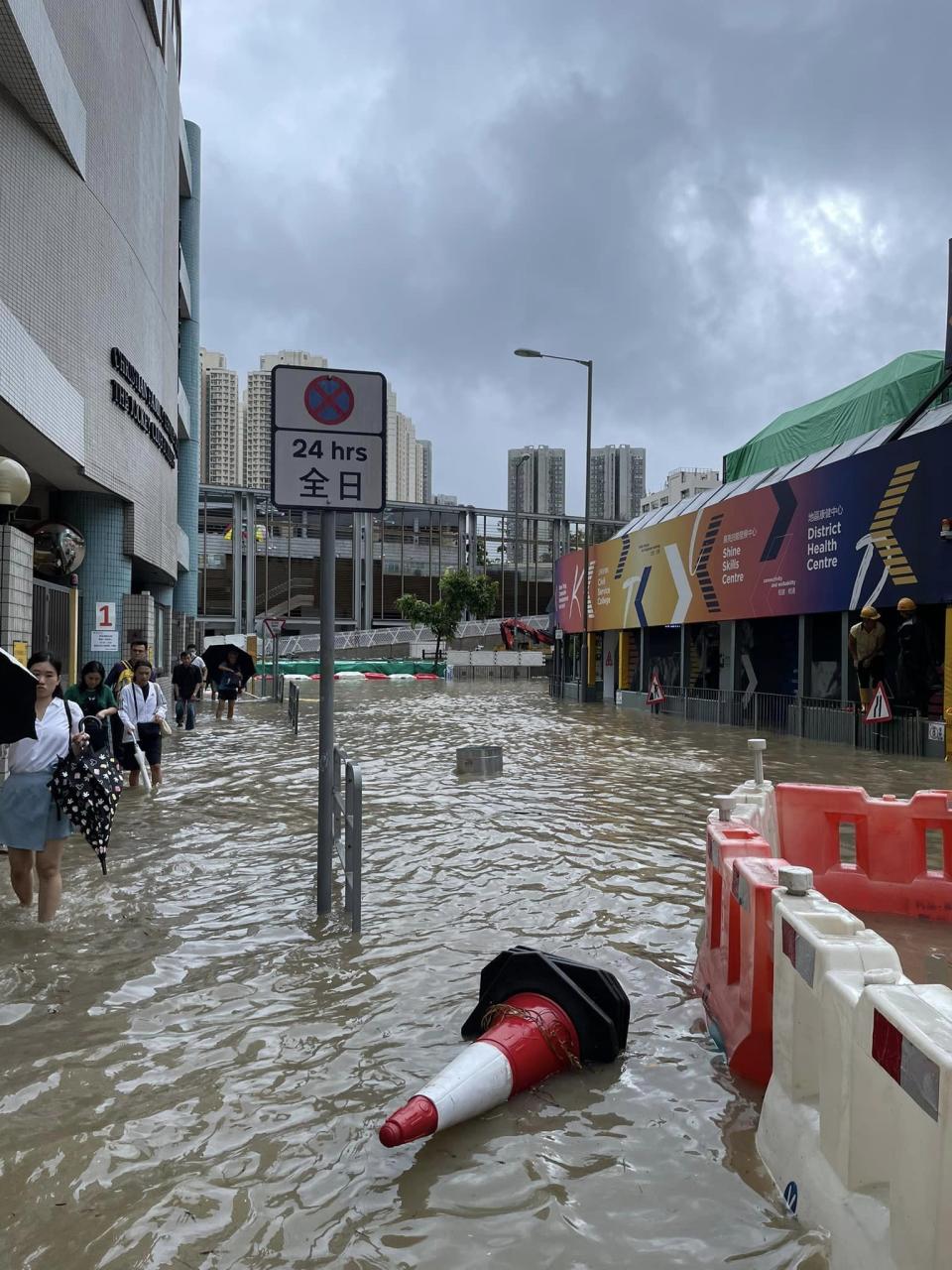 觀塘福塘道出現嚴重水浸。