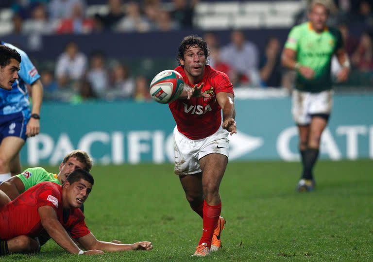 Lanza la pelota Nicolás Bruzzone en el Sevens World Series 2015, en el Hong Kong Stadium