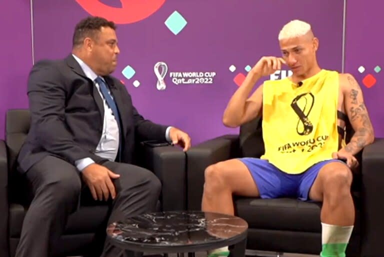 La emoción de Richarlison durante la entrevista con Ronaldo