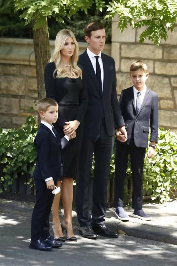 Jared Kushner e Ivanka Trump con sus hijos