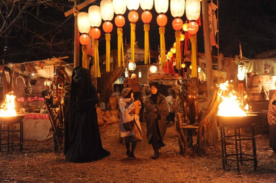 片中的魔幻市集靈感來自台灣及釜山的夜市，打造出宛如《神隱少女》的夢幻感。（中影國際提供）