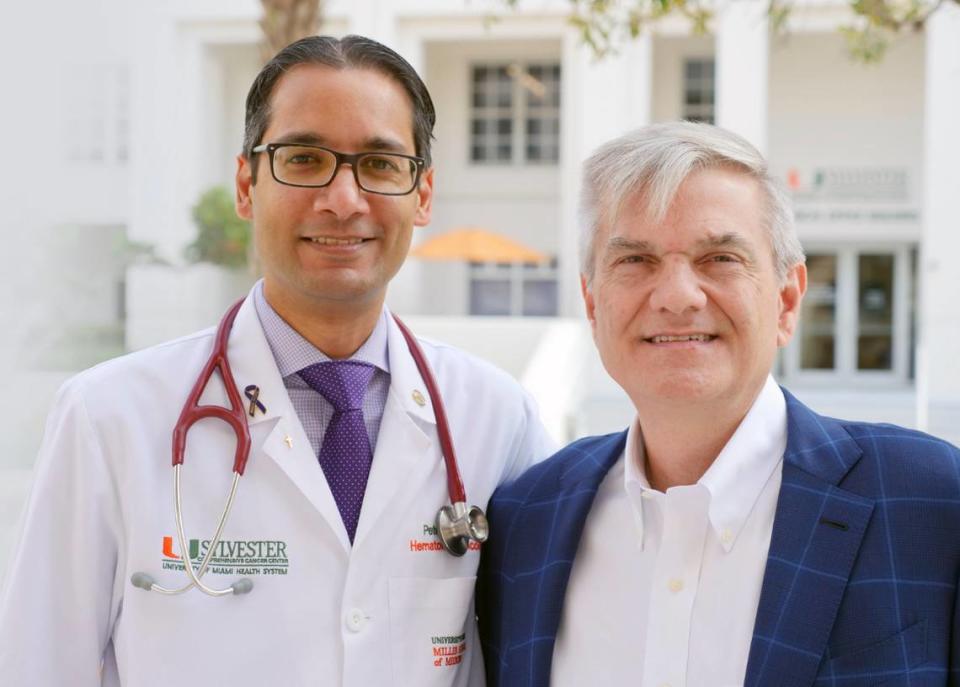 El Dr. Peter Hosein, de Sylvester Comprehensive Cancer Center y experto en cáncer de páncreas, junto a su paciente, Luis Ríos, a quien se le diagnosticó cáncer de páncreas en etapa 4 en 2017.