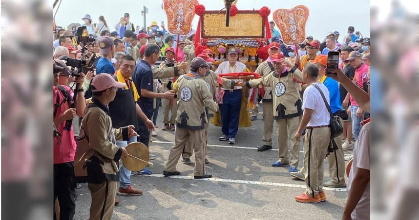 大甲鎮瀾宮媽祖14日完成9天8夜遶境進香行程，下午2時許鑾轎通過大甲溪橋，由鎮瀾宮董事李鴻文（中）接駕，廟方預估，當天湧入近30萬名信眾。（圖／中國時報記者張妍溱攝）