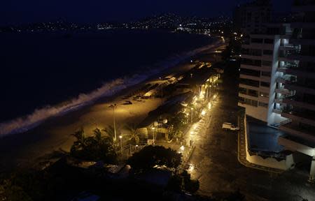 A general view of a beach during the first hours as rain brought on by Hurricane Raymond falls in Acapulco October 22, 2013. REUTERS/Henry Romero