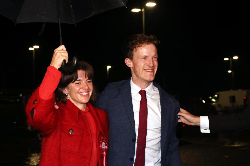 Labour candidate Alistair Strathern (R) celebrates winning the Mid Bedfordshire by-election with 13,872 votes on 20 October 2023 in Shefford, England (Getty Images)