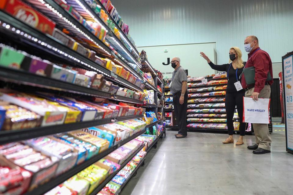 Convention-goers check out a fixture display set up by Display Source Alliance on opening day of the Sweets & Snacks Expo on Wednesday, June 23, 2021, at the Indiana Convention Center in Indianapolis. Sweets And Snacks Convention At The Indiana Convention Center In Indianapolis First Since Covid 19 Pandemic Wednesday June 23 2021 (Photo by Jenna Watson/IndyStar/USA Today Network/Sipa USA)