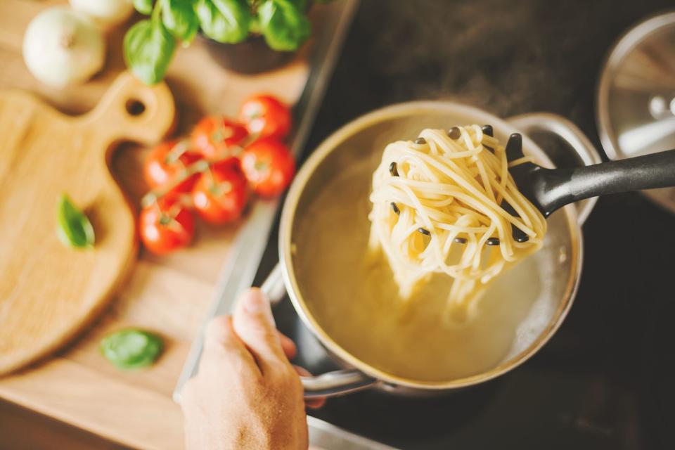 <p>Für das Servieren von Spaghetti gibt es im Grunde genommen zwei Möglichkeiten: Entweder Sie verwenden eine klassische Nudelzange oder einen sogenannten Spaghettiheber, auch Spaghettilöffel genannt. Durch den geriffelten Rand können Sie al dente gekochte Nudeln leicht aus dem Wasser heben. Überschüssige Flüssigkeit fließt durch das Loch im Kellenbauch ab. Doch es gibt noch einen weiteren Vorteil ... (Bild: iStock / nerudol)</p> 