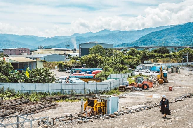 新竹縣政府規畫的「竹東客家音樂村」被傅裕鋼鐵占用的用地（鐵籬圍起處），將協調傅裕「拆屋還地」，調整規畫為「竹東文化大禾埕」。（羅浚濱攝）