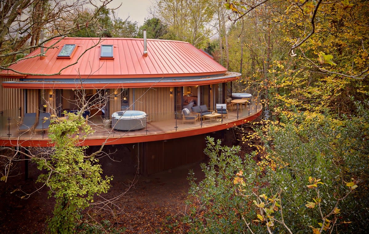 Kick back in a hot tub as you stare over the tree tops (Chewton Glen)